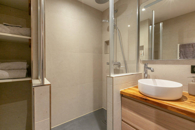 _lv_images__lot_0002340226_09_18127018