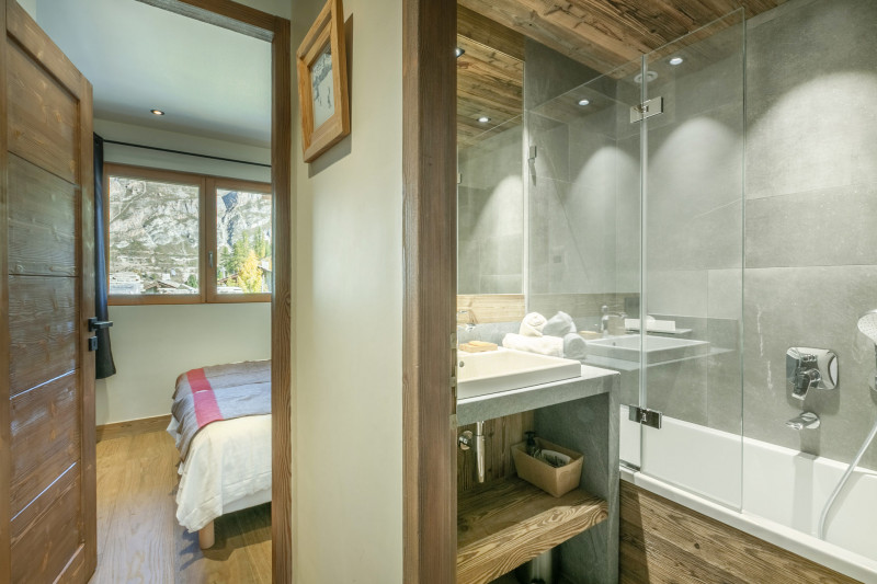 _lv_images__lot_0002340237_05_18305653