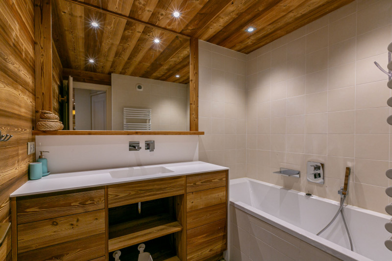 _lv_images__lot_0002340248_10_17940330