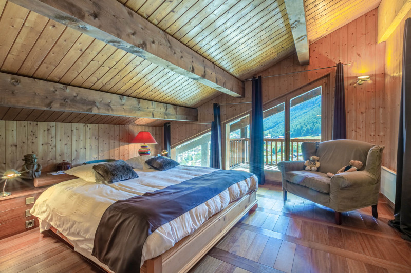 _lv_images__lot_0002340255_08_18357409