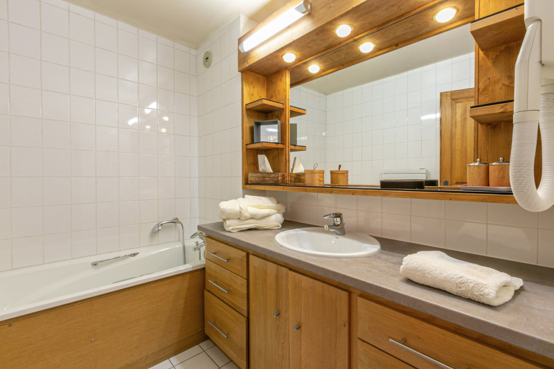 _lv_images__lot_0002340255_11_17436069