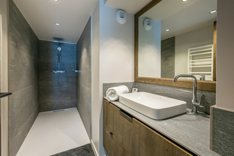 _lv_images__lot_0002340277_11_18559959