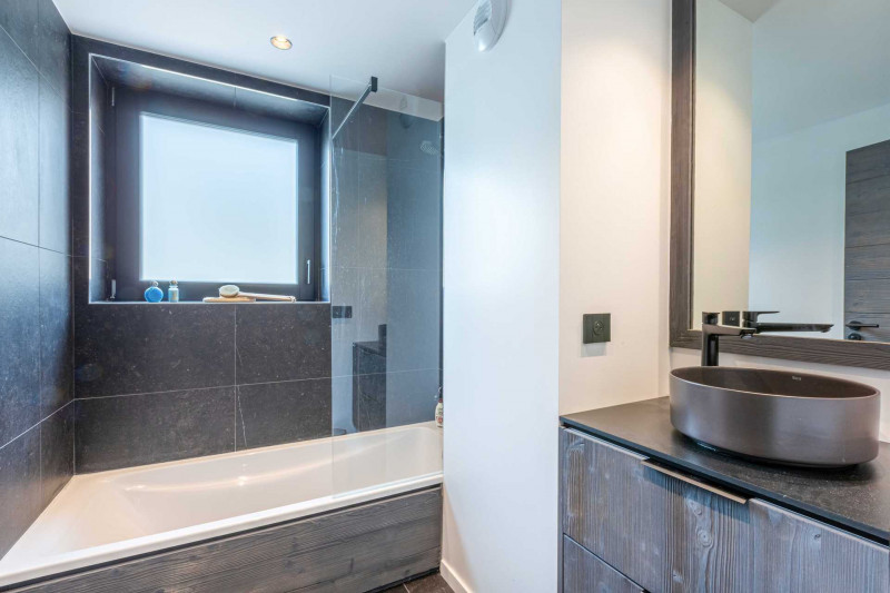 _lv_images__lot_0002340278_13_18517003