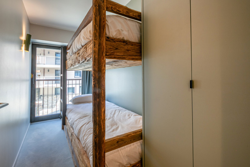 _lv_images__lot_0002340282_09_18469742