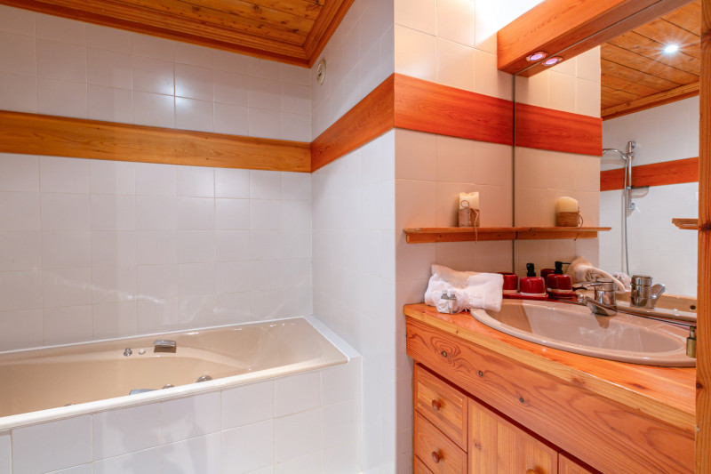 _lv_images__lot_0002340286_10_17444040