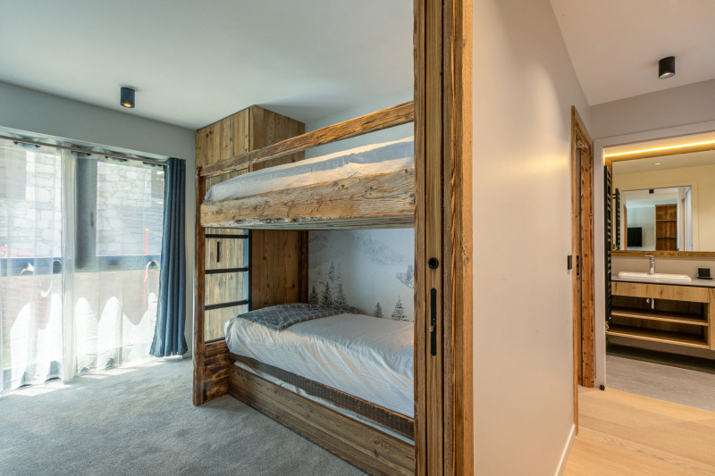 _lv_images__lot_0002340287_10_18306778