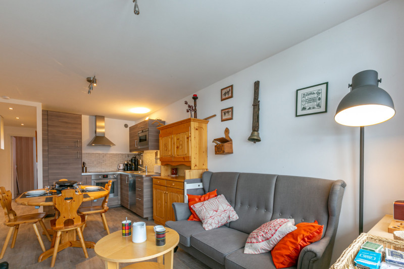 _lv_images__lot_0002340290_03_18180178