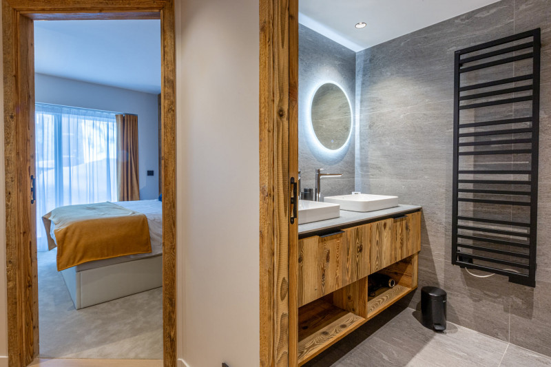 _lv_images__lot_0002340295_12_18181443