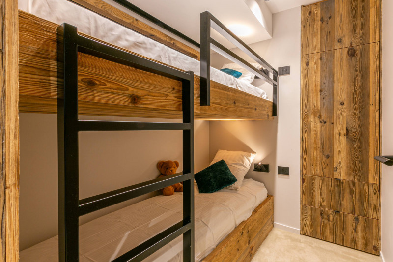 _lv_images__lot_0002340296_10_18324957