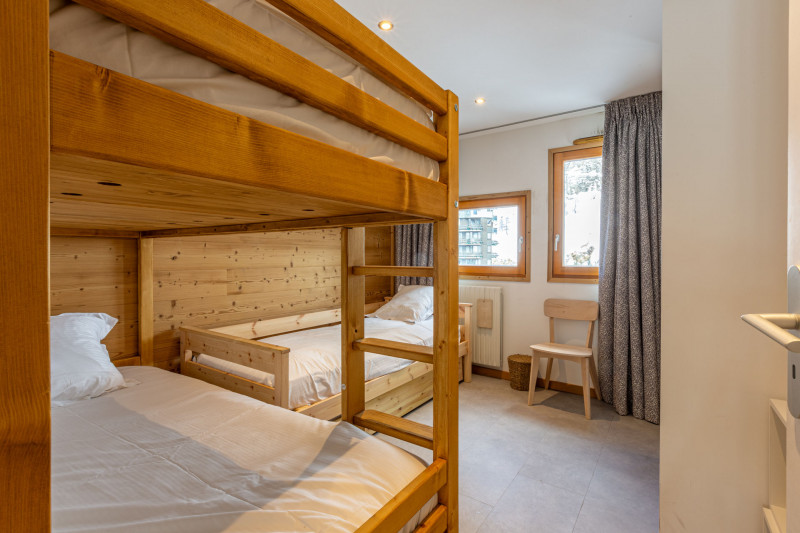 _lv_images__lot_0002340301_06_18065308