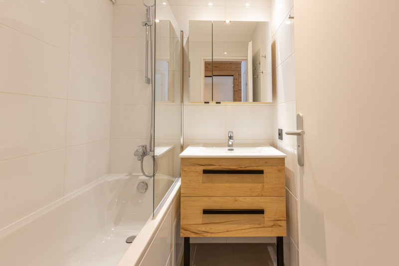 _lv_images__lot_0002340301_09_18065311