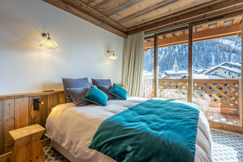 _lv_images__lot_0002340303_09_18418248