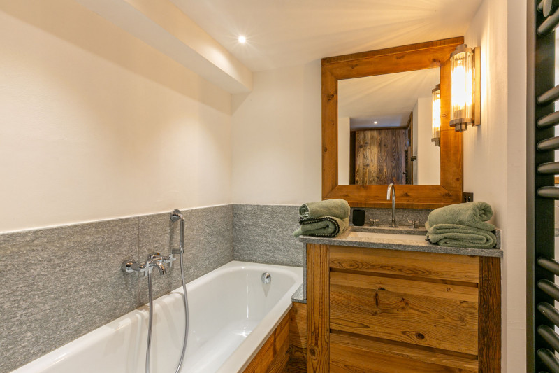 _lv_images__lot_0002340303_16_18356694