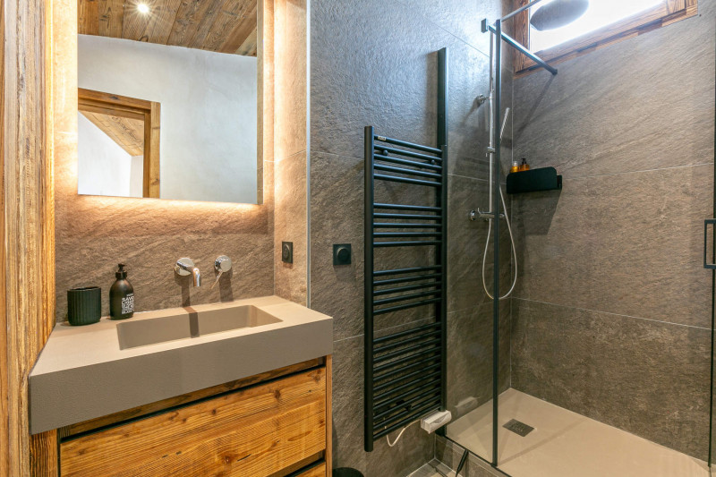 _lv_images__lot_0002340325_12_18448900