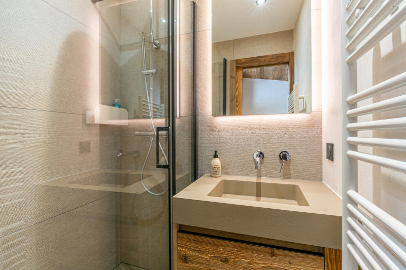 _lv_images__lot_0002340325_13_18197841