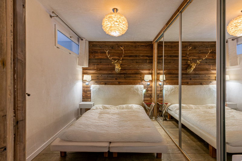 _lv_images__lot_0002340326_09_18260516