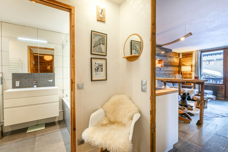 _lv_images__lot_0002340326_12_18559676