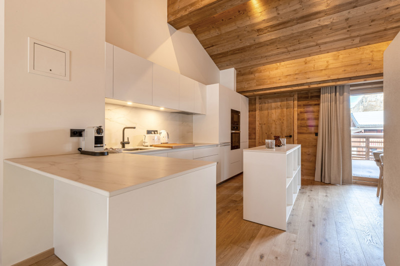 _lv_images__lot_0002340328_04_18357110