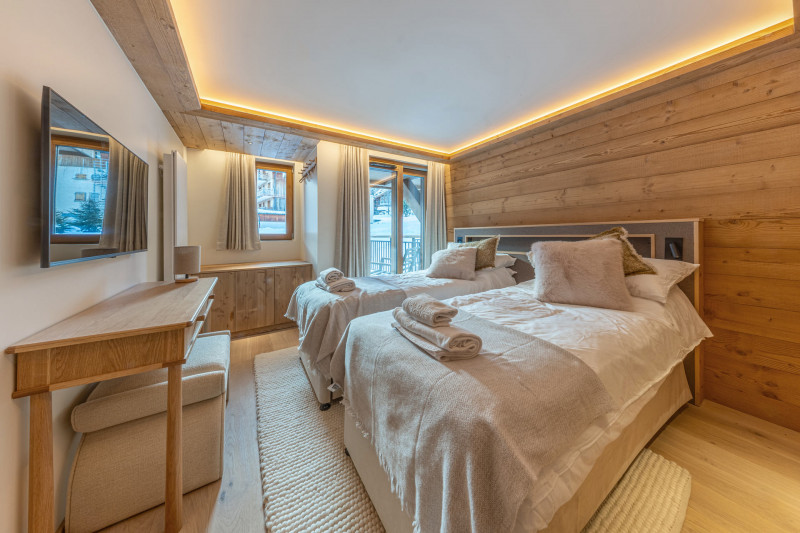 _lv_images__lot_0002340329_10_18179877