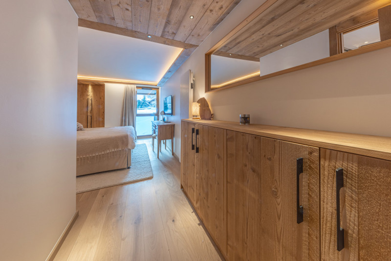 _lv_images__lot_0002340329_13_18357353