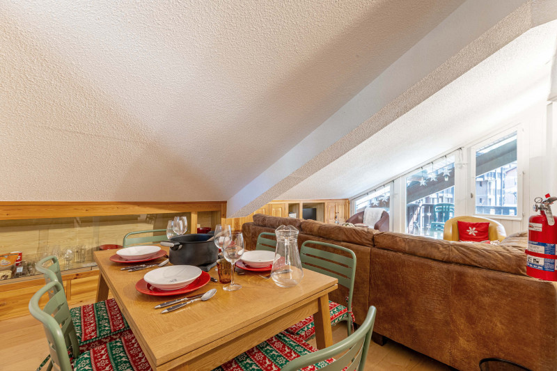 _lv_images__lot_0002340330_02_17831190