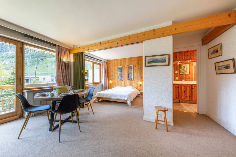 _lv_images__lot_0002340334_06_18488000