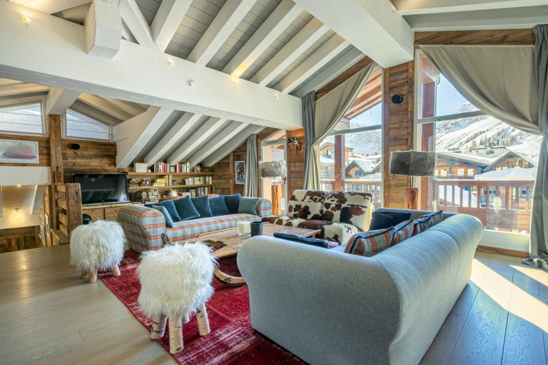 _lv_images__lot_0002340335_02_18465804