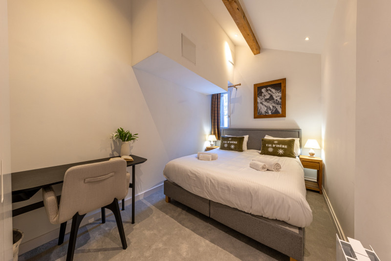 _lv_images__lot_0002340337_09_17940747