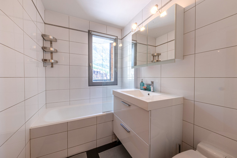 _lv_images__lot_0002340340_08_18063813