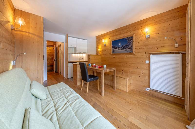 _lv_images__lot_0002340340_09_18179582