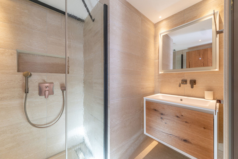 _lv_images__lot_0002340344_09_18180090