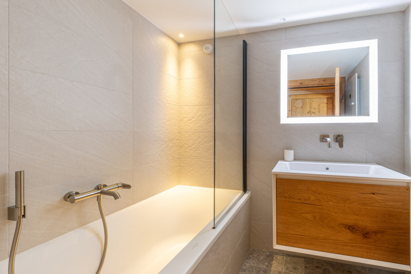 _lv_images__lot_0002340344_13_18180094