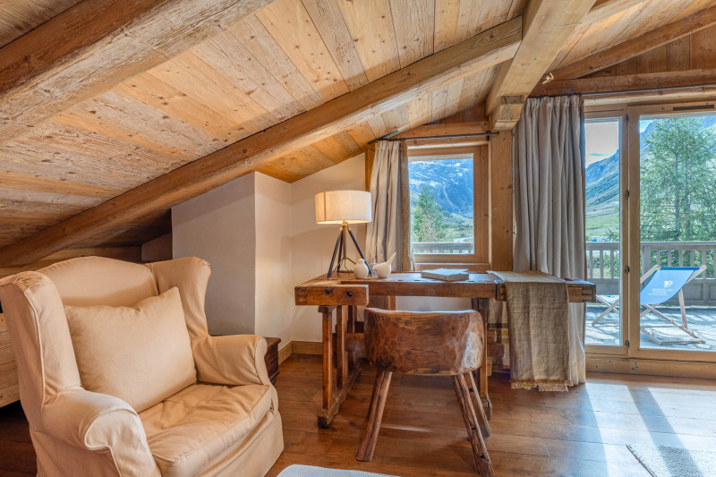 _lv_images__lot_0002340348_04_18099443