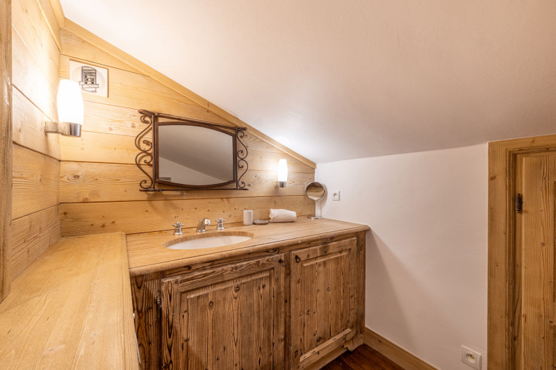 _lv_images__lot_0002340348_13_18484032