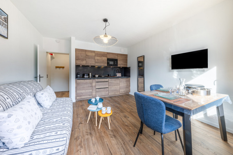 _lv_images__lot_0002340353_04_17697485