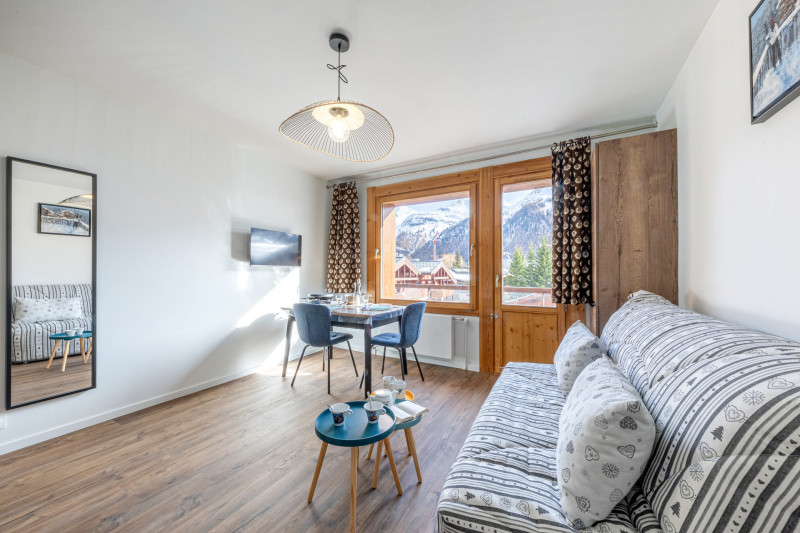 _lv_images__lot_0002340353_05_18118789