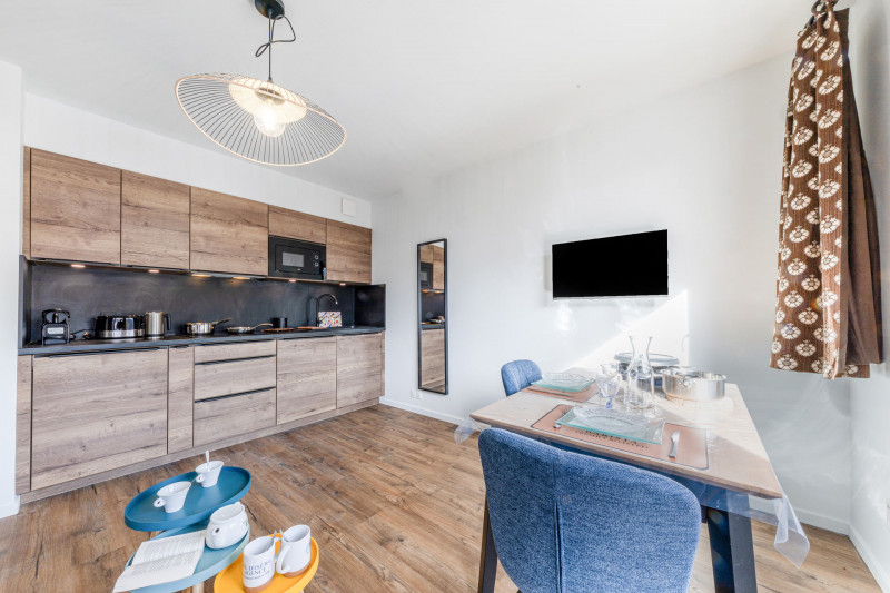 _lv_images__lot_0002340353_06_18560225