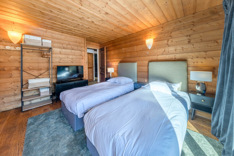 _lv_images__lot_0002340357_08_18162053