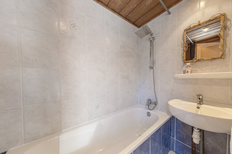 _lv_images__lot_0002340357_09_17758299