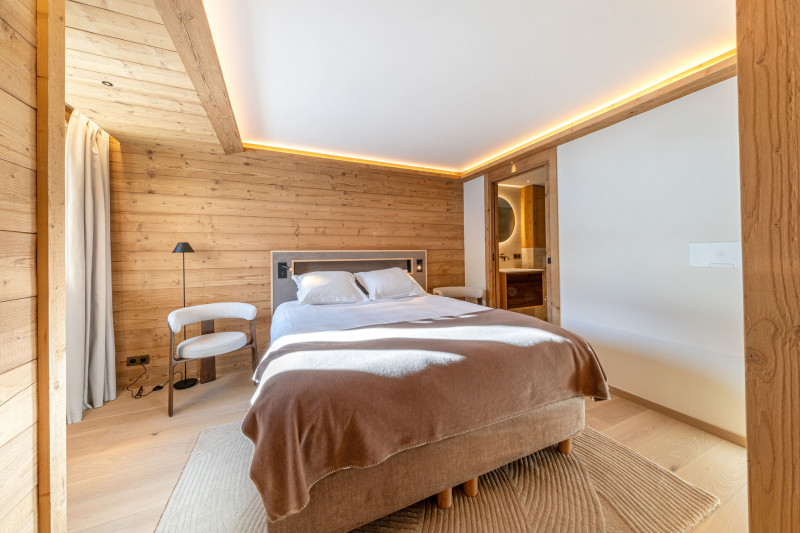 _lv_images__lot_0002340358_08_18011335