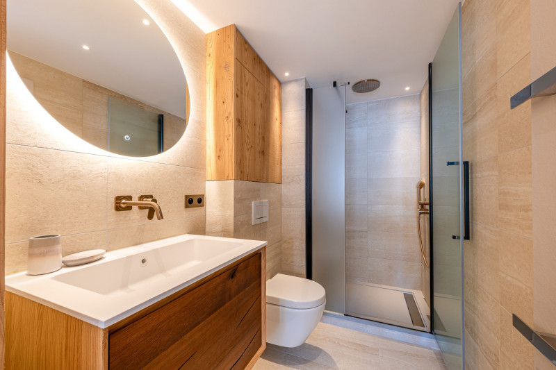 _lv_images__lot_0002340358_10_18179861