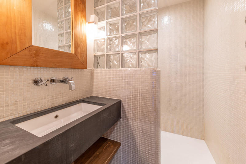 _lv_images__lot_0002340359_08_18392370