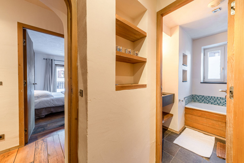 _lv_images__lot_0002340359_15_18303491