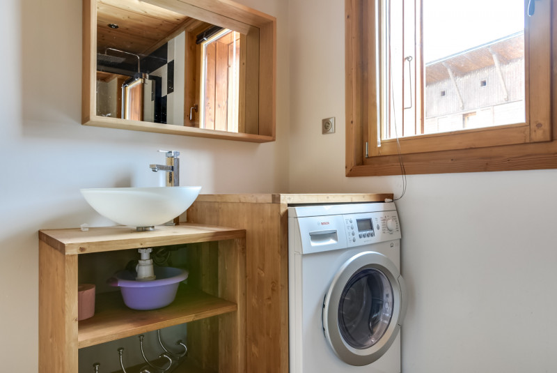 _lv_images__lot_0060040001_08_18265406