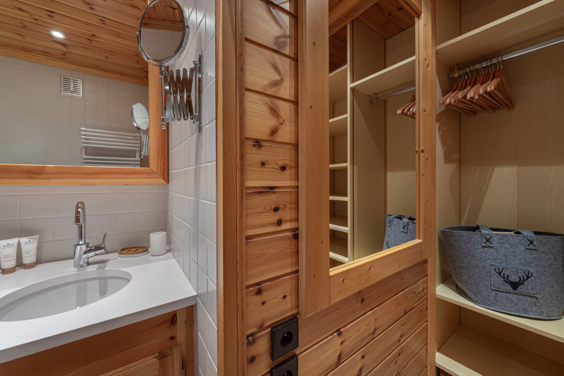 _lv_images__lot_0060510754_12_18060594