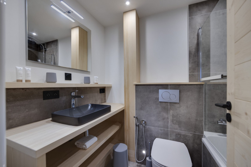 _lv_images__lot_0074061484_07_18490216