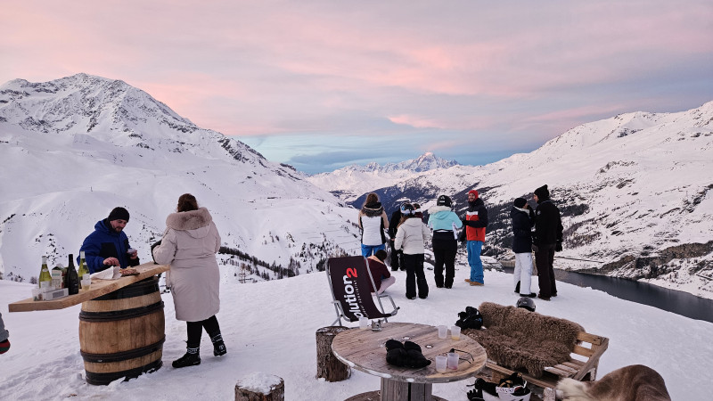 ape-ro-au-coucher-du-soleil-en-dameuse-13965633