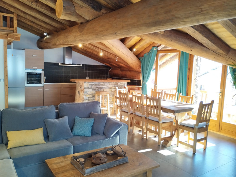 appart-2-salon-avec-table-17545861