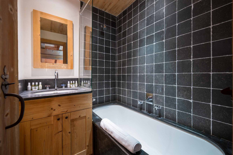chalet-davos-salle-de-bain-baignoire-rich-roberts-18959170
