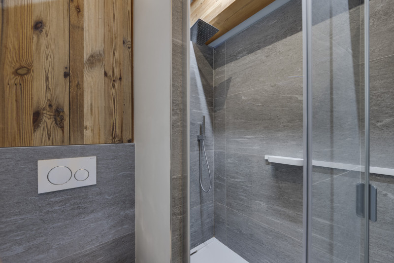 gros-plan-douche-dans-salle-de-bain-18143006